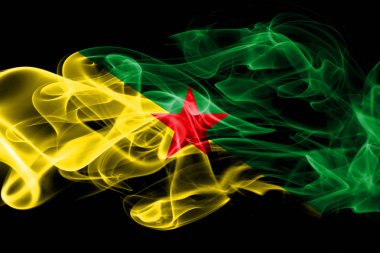 Fransız Guyanası ulusal bayrak renkli duman siyah arka plan üzerine izole yapılmış