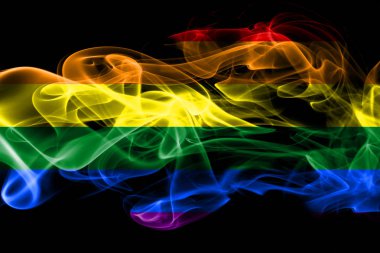Eşcinsel ulusal bayrak renkli duman izole üzerinde siyah arka plan yaptı
