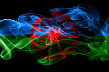 Renkli duman siyah arka plan üzerine izole Gipsy ulusal bayrak imal