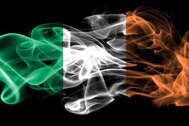 Renkli duman siyah arka plan üzerine izole İrlanda'nın ulusal bayrak imal