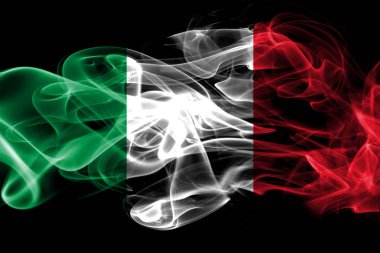 İtalya'nın ulusal bayrak renkli duman siyah arka plan üzerine izole yapılmış