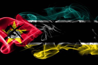Renkli duman siyah arka plan üzerine izole Mozambik Ulusal bayrak imal