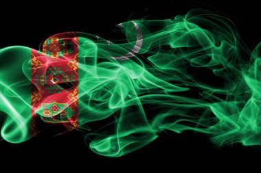 Renkli duman siyah arka plan üzerine izole Türkmenistan bayrağı yapılmış