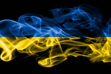 Ukrayna ulusal bayrak renkli duman siyah arka plan üzerine izole yapılmış