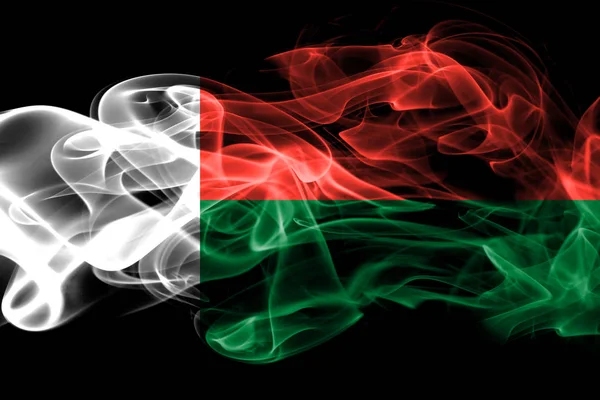 マダガスカルの国旗は黒の背景に分離された色の煙から作られました — ストック写真