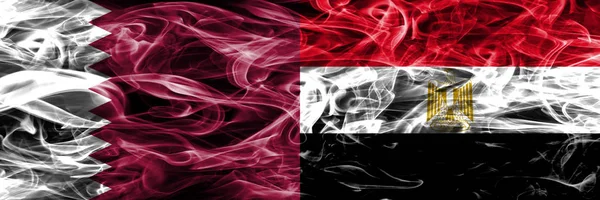 Qatar Egito Bandeiras Fumaça Egípcia Colocados Lado Lado Emirados Árabes — Fotografia de Stock