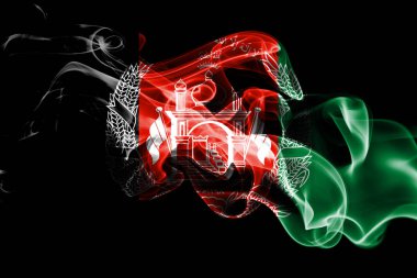 Afganistan'ın ulusal bayrak renkli duman siyah arka plan üzerine izole yapılmış. Soyut ipeksi dalga arka plan