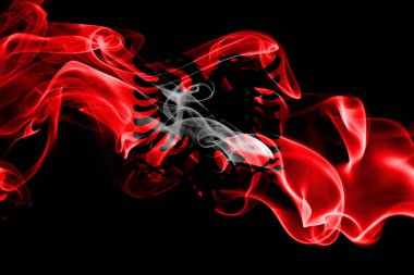 Arnavutluk Ulusal bayrak renkli duman siyah arka plan üzerine izole yapılmış. Soyut ipeksi dalga arka plan