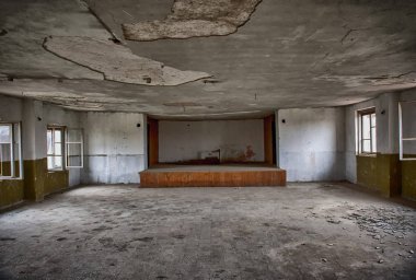 Tiyatro, korkunç perili eski ev terk edilmiş