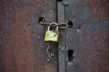 Tahta kapıdaki eski metal asma kilit