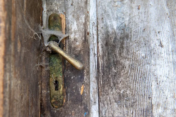 Ancienne poignée de porte vintage sur couvercle de porte en bois avec toile d'araignée . — Photo