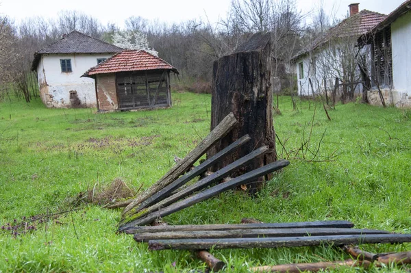 Gamla vintage övergivet hus på landsbygden — Stockfoto