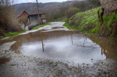 Hasarlı yol, çukur ve lekeler ile kırık asfalt kılıç. Ver
