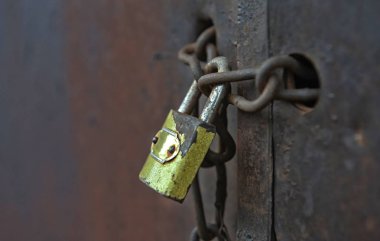 Tahta kapıdaki eski metal asma kilit