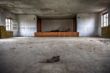 Tiyatro, korkunç perili eski ev terk edilmiş