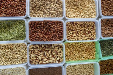 Piyasa plastik kutusunda fındık ve tohum koleksiyonu