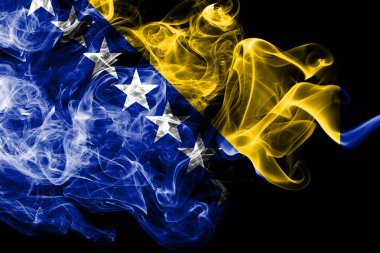 Bosna-Hersek Ulusal bayrak renkli duman izole üzerinde siyah arka plan yaptı. Soyut ipeksi dalga arka plan.