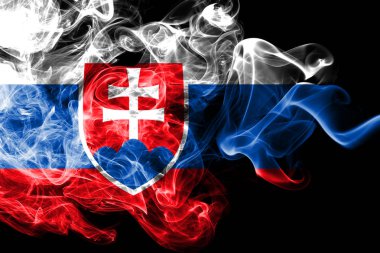 Siyah bir arka plan üzerinde duman Slovakya bayrağı