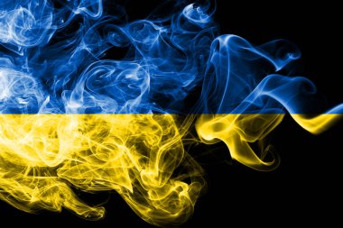 Siyah bir arka plan üzerinde duman Ukrayna bayrağı