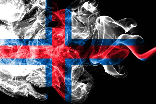 Nationalflagge der Färöer-Inseln aus farbigem Rauch isoliert auf schwarzem Hintergrund. abstrakte seidige Welle Hintergrund. — Stockfoto