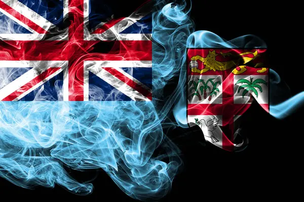 Flaga narodowa Fidżi wykonane z kolorowych dymu na białym na czarnym tle. Jedwabiste fale streszczenie tło. — Zdjęcie stockowe