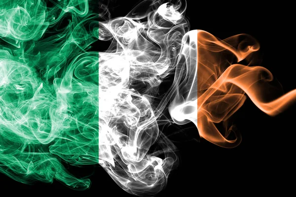 Bandera nacional de Irlanda hecha de humo de color aislado sobre fondo negro. Fondo de onda sedosa abstracto . —  Fotos de Stock