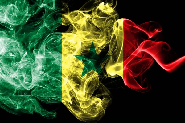 Senegal rök flagga på en svart bakgrund — Stockfoto