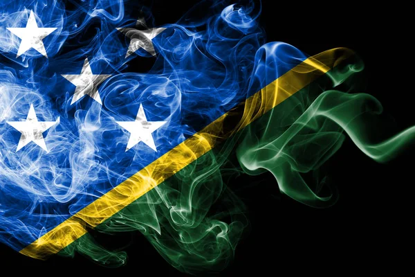 Státní vlajka Šalamounových ostrovů vyrobené z barevného kouře izolované na černém pozadí. Abstraktní hedvábné vlny pozadí. — Stock fotografie