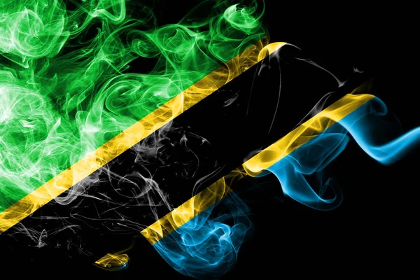 黒の背景にタンザニア煙フラグ — ストック写真