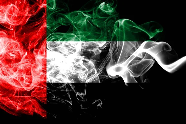 Bandera nacional de Emiratos Árabes Unidos hecha de humo de color aislado sobre fondo negro. Fondo de onda sedosa abstracto . —  Fotos de Stock