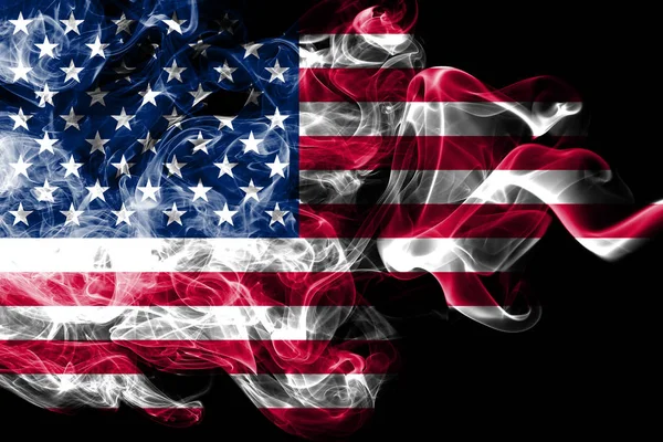 Bandeira nacional dos Estados Unidos feita de fumaça colorida isolada em fundo preto. Abstrato fundo onda sedosa . — Fotografia de Stock