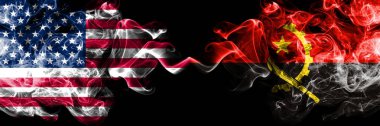 Amerika Birleşik Devletleri vs Angola, Angola dumanlı mistik bayrakları yan yana yerleştirilmiş. Kalın ipeksi duman bayrak Amerika ve Angola, Angola, renkli