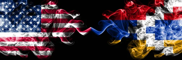 미국 vs 국가 연기 신비한 플래그 나란히 배치. 두꺼운 미국과 국가의 부드러운 연기 플래그 색 — 스톡 사진
