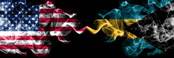 美利坚合众国对巴哈马, 巴哈马烟雾弥漫的神秘国旗并排放置。浓重的彩色丝质烟旗的美国和巴哈马, 巴哈马 — 图库照片