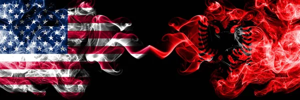 Estados Unidos vs Albania, banderas místicas ahumadas albanesas colocadas una al lado de la otra. Banderas de humo sedoso de color grueso de América y Albania, Albanés —  Fotos de Stock