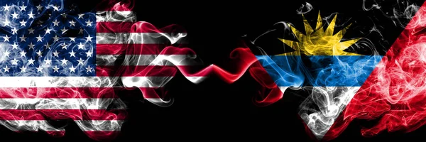 Amerika Birleşik Devletleri vs Antigua ve Barbuda dumanlı mistik bayrakları yan yana yerleştirilmiş. Amerika ve Antigua ve Barbuda ipeksi duman bayrakları renkli kalın — Stok fotoğraf