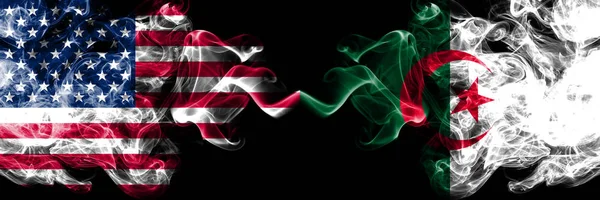 Stati Uniti d'America contro Algeria, bandiere mistiche fumose algerine affiancate. Bandiere di fumo spesse colorate di seta dell'America e dell'Algeria, algerine — Foto Stock