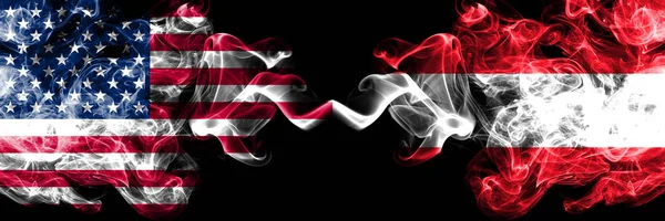 Amerikai Egyesült Államok vs Ausztria, osztrák füstös misztikus zászlók, egymás mellé. Vastag színes füst zászlói selymes Amerikában és Ausztria, osztrák — Stock Fotó