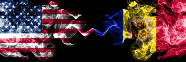 Сполучені Штати Америки проти Андорри, андоррський димний Містик прапори розміщені поруч. Товста кольорові шовковистою дим прапори Америці та Андорри, Андорри — стокове фото