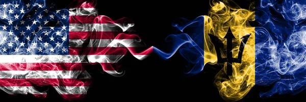 Vereinigte Staaten von Amerika gegen Barbados, barbadische rauchige mystische Flaggen nebeneinander platziert. dicke, seidige Rauchfahnen von Amerika und Barbados, barbadisch — Stockfoto