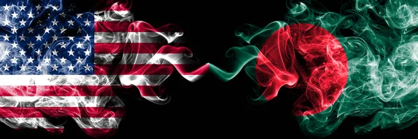Stati Uniti d'America contro Bangladesh, bandiere mistiche fumose del Bangladesh affiancate. Bandiere di fumo di seta colorate spesse di America e Bangladesh, Bangladesh — Foto Stock