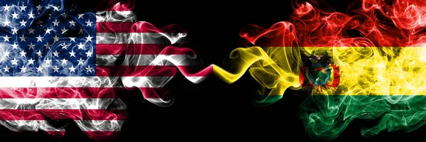 Estados Unidos da América vs Bolívia, bandeiras místicas fumegantes bolivianas colocadas lado a lado. Bandeiras de fumo sedoso de cor grossa da América e Bolívia, boliviano — Fotografia de Stock