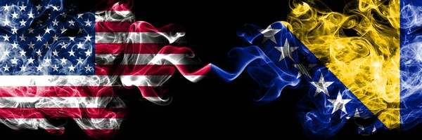 Estados Unidos da América vs Bósnia e Herzegovina, bandeiras místicas bósnias fumegantes colocadas lado a lado. Bandeiras de fumo sedoso de cor grossa da América e Bósnia e Herzegovina, bósnio — Fotografia de Stock