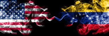 Amerika Birleşik Devletleri vs Şili, Venezuela dumanlı mistik bayrakları yan yana yerleştirilmiş. Kalın ipeksi duman bayrak Amerika ve Venezuela, Venezüella, renkli