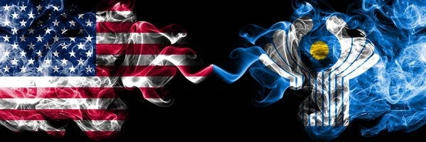 Estados Unidos vs la Mancomunidad banderas místicas ahumadas colocadas una al lado de la otra. Banderas de humo sedoso de color grueso de América y la Mancomunidad — Foto de Stock