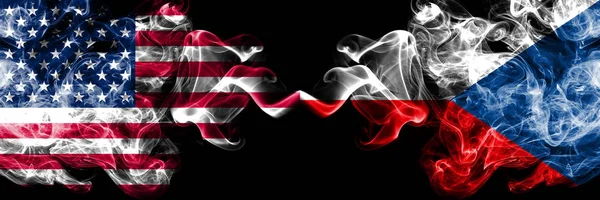 Estados Unidos vs República Checa banderas místicas ahumadas colocadas una al lado de la otra. Banderas de humo sedoso de color grueso de América y República Checa —  Fotos de Stock