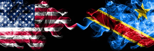 미국 vs 민주 공화국 콩고 연기 신비한 플래그 나란히 배치. 두꺼운 색 아메리카와 콩고 민주 공화국의 부드러운 연기 플래그 — 스톡 사진