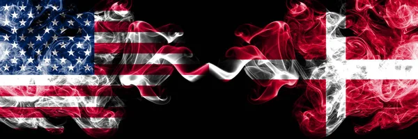 Vereinigte Staaten von Amerika gegen Dänemark, dänische rauchige mystische Flaggen nebeneinander platziert. dicke, seidige Rauchfahnen von Amerika und Dänemark, dänisch — Stockfoto