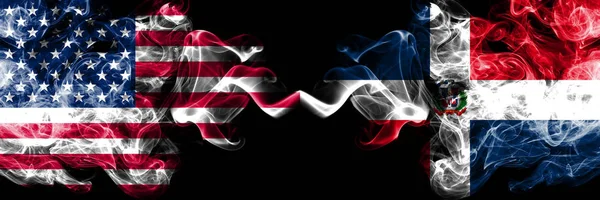 Stati Uniti d'America contro Repubblica Dominicana bandiere mistiche fumose affiancate. Bandiere di fumo spesse colorate e setose dell'America e della Repubblica Dominicana — Foto Stock