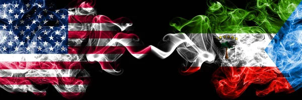 Drapeaux mystiques fumés des États-Unis d'Amérique vs Guinée équatoriale placés côte à côte. Drapeaux de fumée soyeuse de couleur épaisse d'Amérique et de Guinée équatoriale — Photo